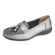 thumbnail image 2 of Boulevard - Mocasines con borla y detalle de serpiente para mujer (Gris metalizado), 2 of 2