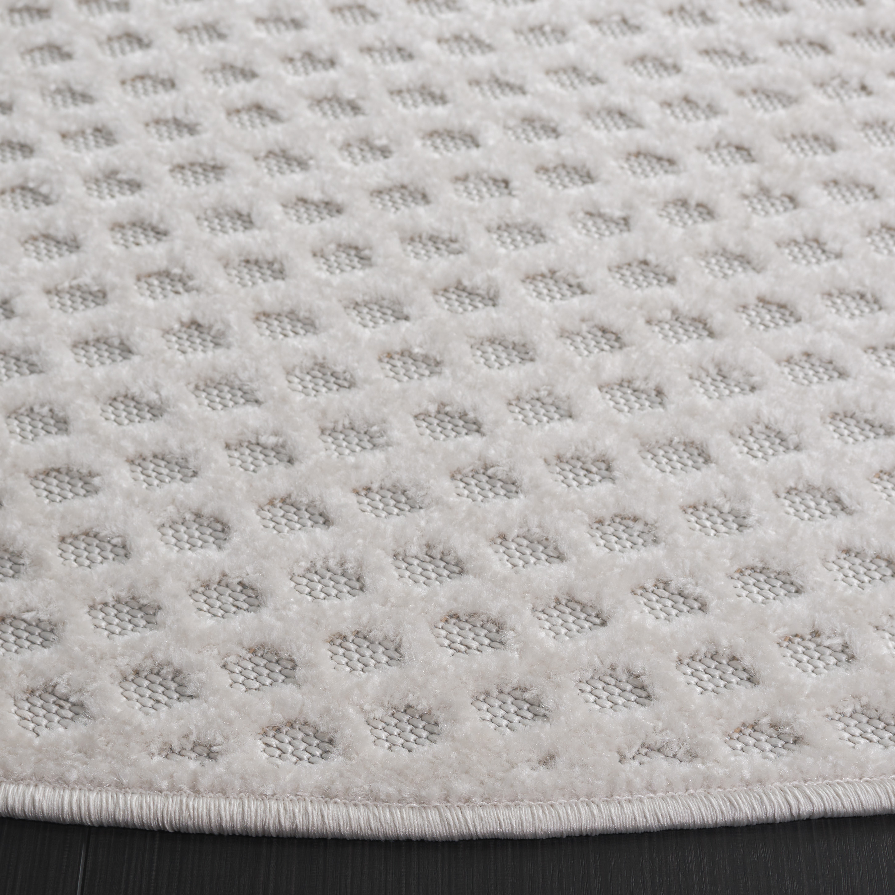 SAFAVIEH Stella Rosheen Geometric Indoor/Outdoor Area Rug, Ivory, 6'7" x 6'7" Round