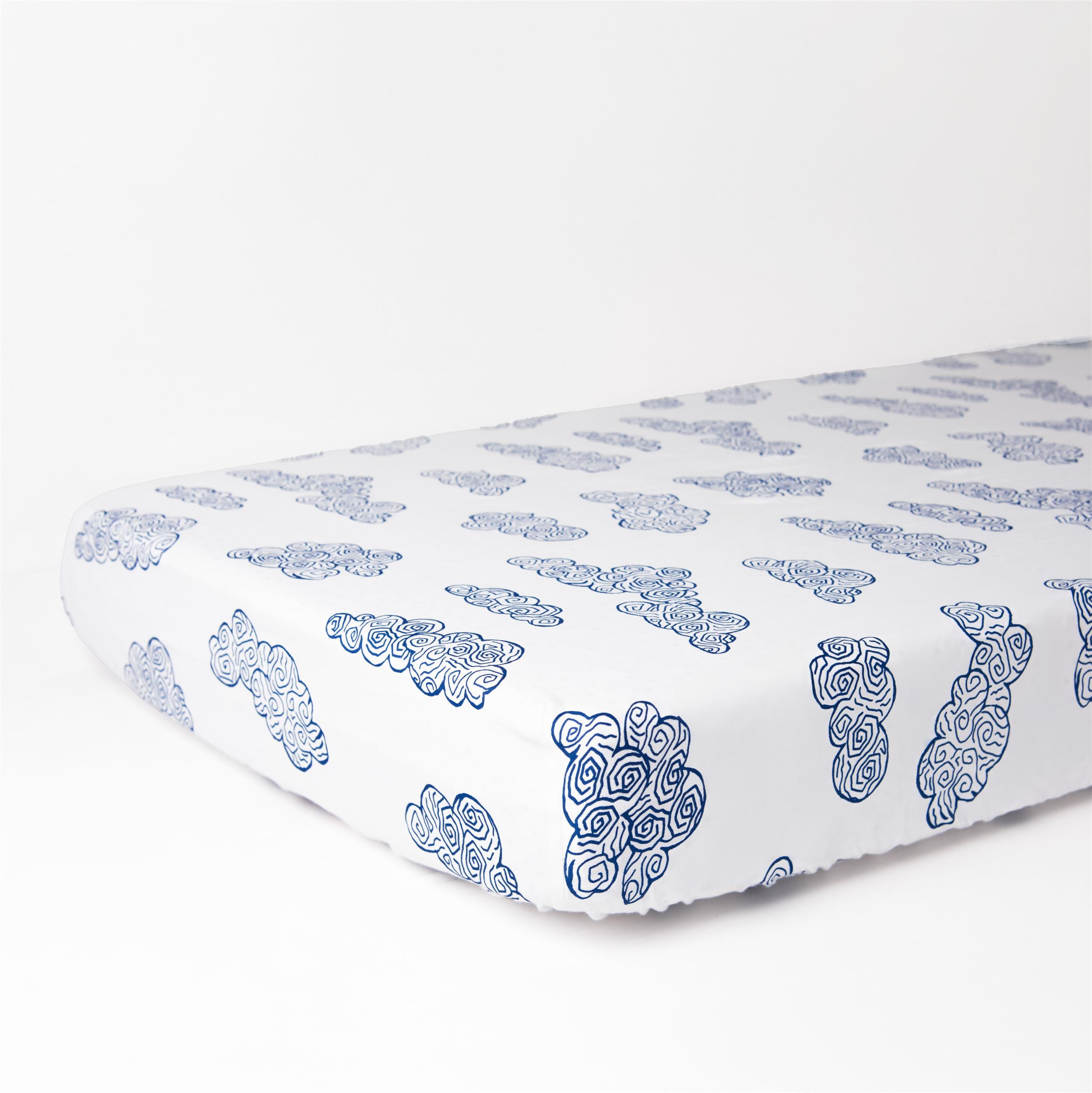Rizzy Home 28" X 52" White/Blue Cloud Cotton Cribsheet
