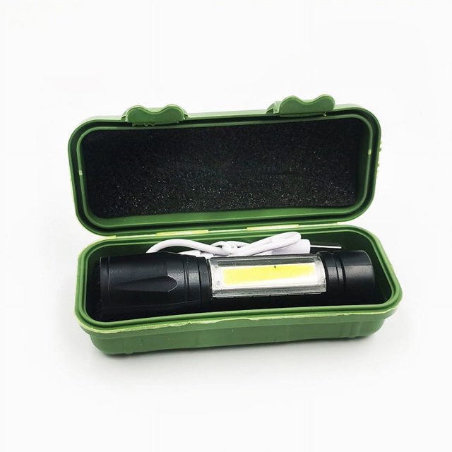 linterna táctica recargable usb con zoom de 2 piezas, linterna portátil LED negra de 10 cm en estuche verde abierto con panel COB lateral visible, lente ajustable para zoom, cable de carga USB enrollado y cordón de mano, diseño compacto en aleación de aluminio; también apta como luz de trabajo portátil para camping y emergencias.