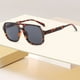 thumbnail image 3 of Gafas de sol retro para mujer y hombre Gafas de sol clásicas cuadradas de los años 70, 3 of 3