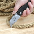 thumbnail image 4 of Couteau utilitaire pliant en aluminium Swiss Tech avec 10 lames, mécanisme de libération rapide, 4 of 8