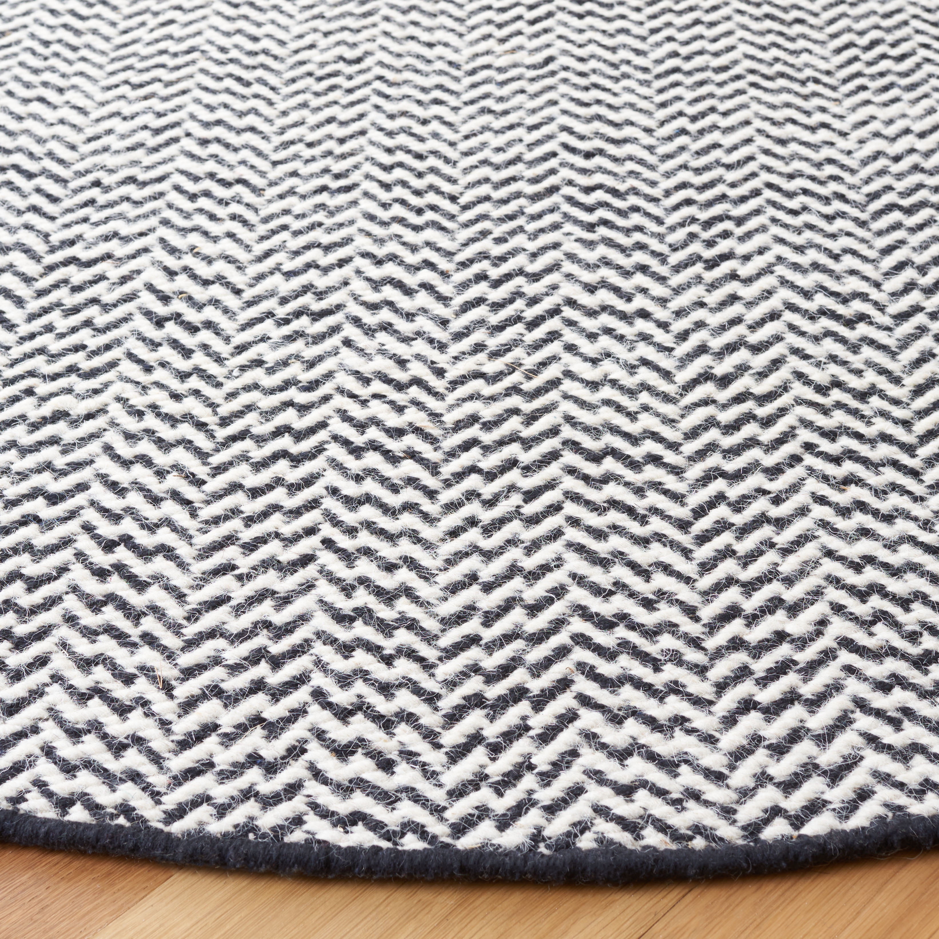 SAFAVIEH Vermont Zavia Chevron Area Rug, Black/Ivory, 6' x 6' Round