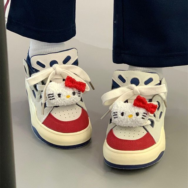 Lindos zapatos de Hello Kitty nuevos de moda para mujeres, zapatos casuales de diseño de nicho para estudiantes, zapatos de tabla de tendencia versátiles de estilo coreano para primavera
