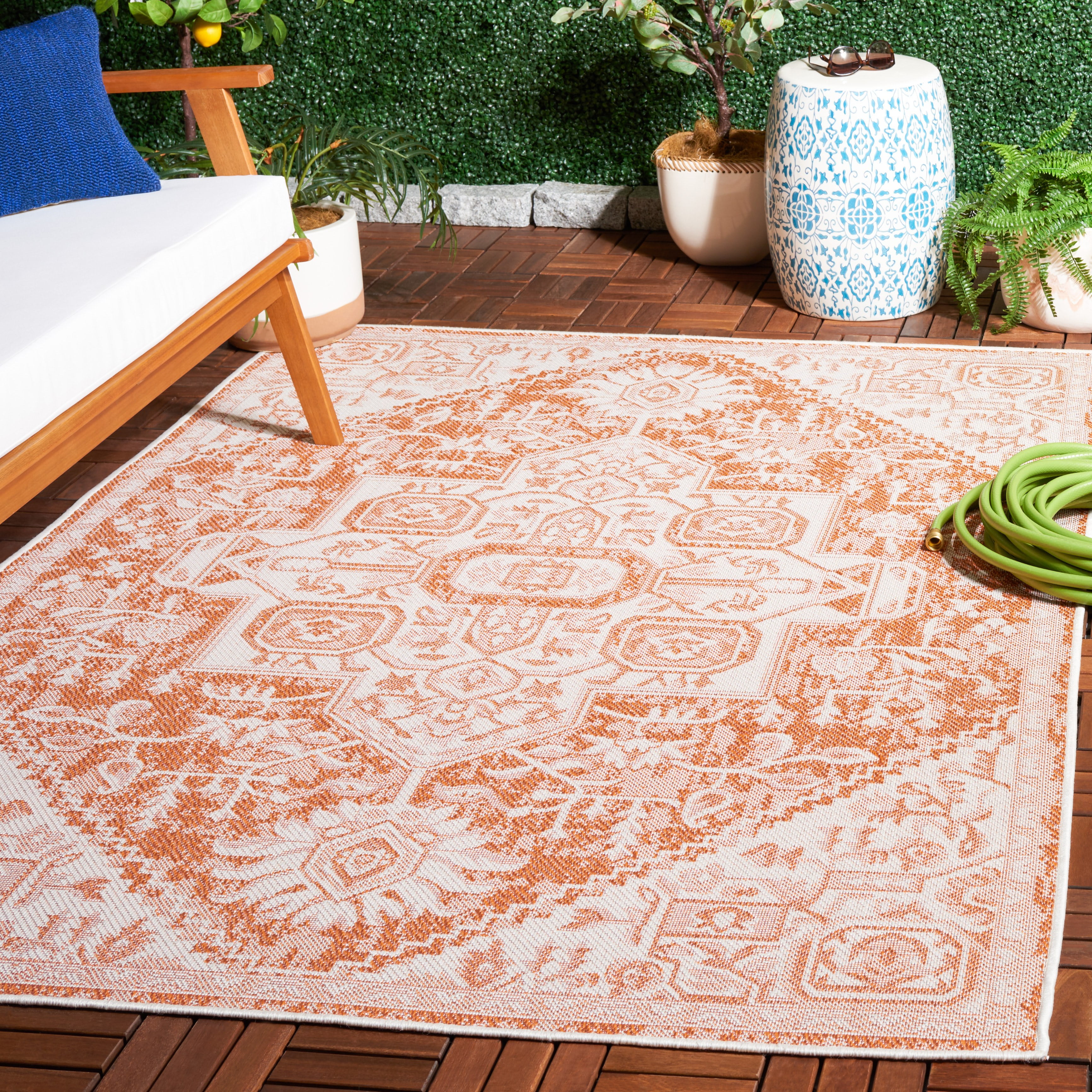SAFAVIEH Machine Washable Rug Indoor/Outdoor Bermuda Collection - Bermuda Stacy Medallion Indoor/Outdoor Area Rug, Rust/Ivory, 4' x 6'