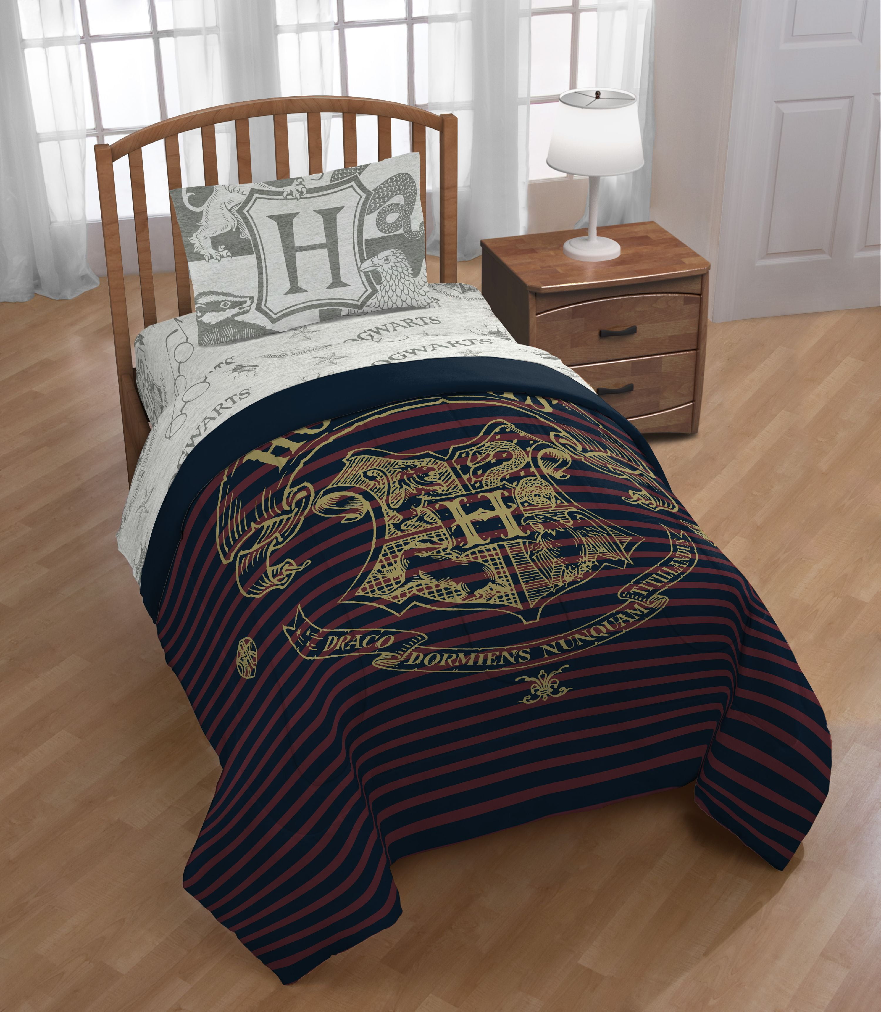 Bedding Features Hogwarts Logo Includes Reversible Comforter & Sheet Set Official Harry Potter Product Jay Franco Harry Potter Spellbound 5 Piece Full Bed Set Super Soft Polyester 