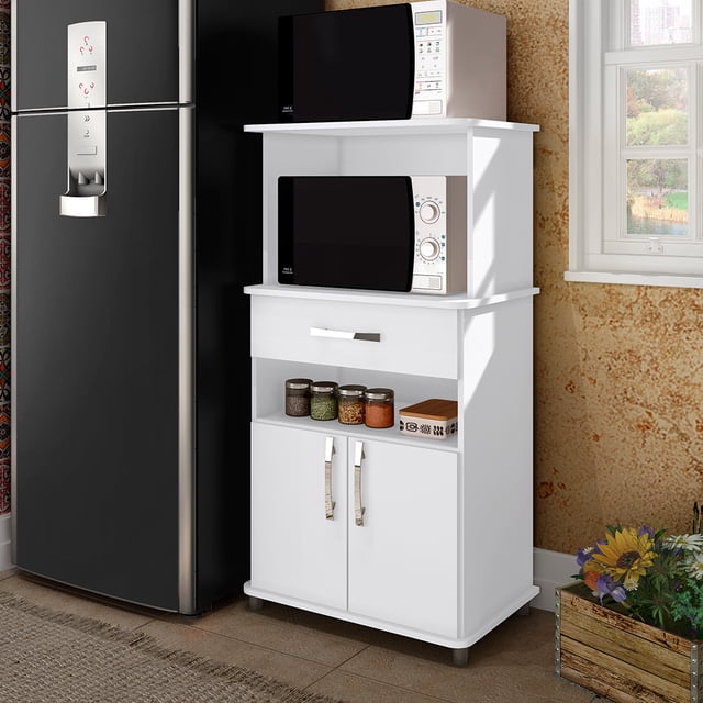 armario multiuso bertolini asm 151 blanco Mueble armable blanco con acabado en pintura UV, vista frontal 3/4; estante superior para microondas, segundo nicho para equipo, un cajón con rieles metálicos y puertas abatibles inferiores con tiradores metálicos; amplio espacio de almacenamiento. Medidas: 66 cm x 42.5 cm x 126 cm. No incluye accesorios decorativos. Además, suele usarse como mueble auxiliar para despensa o soporte de pequeños electrodomésticos.