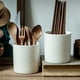 thumbnail image 5 of Jarro de almacenamiento de cerámica en relieve organizador de cocina en relieve Contenedor decorativo Portautensilios blanco de una pieza con estilo Acento funcional para el hogar, 5 of 9