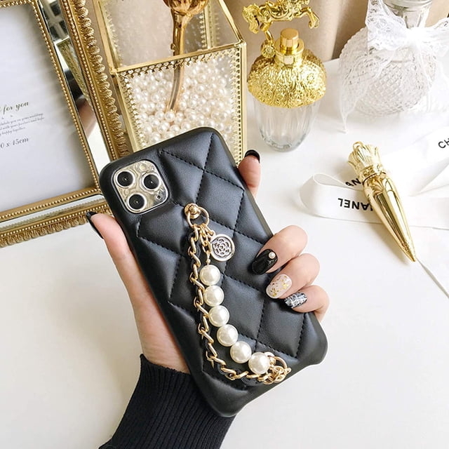 Street Fashion iPhone 13 Pro Max con funda de correa de mano de perla, elegante y lujosa funda de teléfono de piel sintética antiarañazos y absorción de golpes para iPhone 13 Pro Max Vhermosa CW-CC446