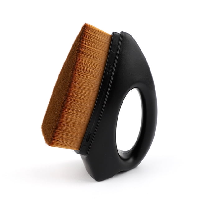 Brocha de base plana sin marcas, cerdas suaves y no absorbe maquillaje, color negro obsidiana, ideal para un acabado impecable.
