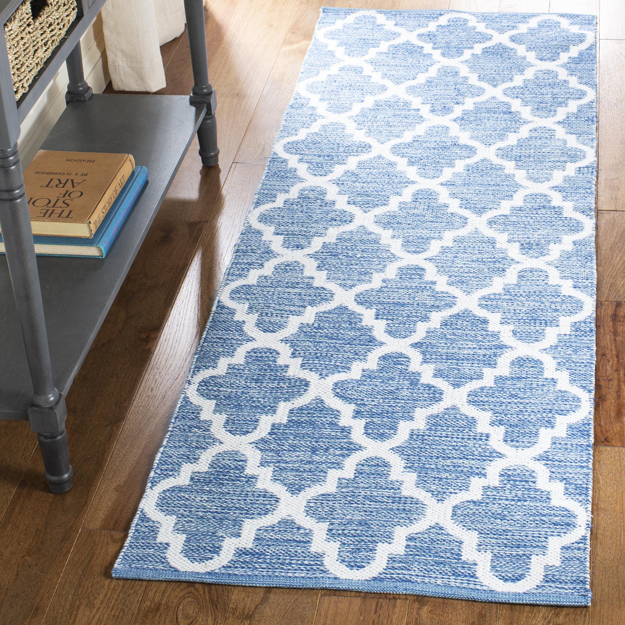 SAFAVIEH Montauk Giovanni Geometric Runner Rug, Blue/Ivory, 2'3" x 7