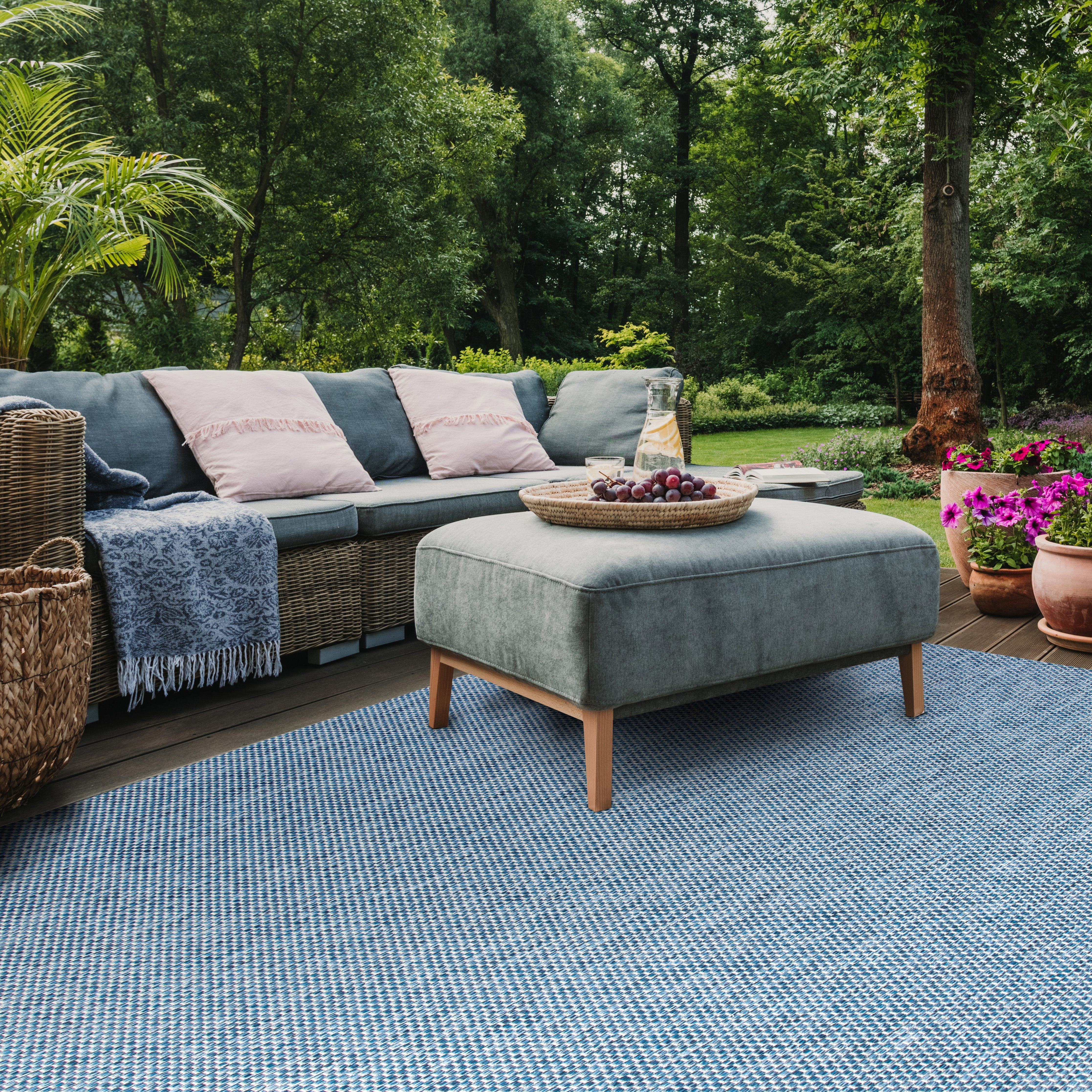 Safavieh Courtyard Finnian Solid Indoor/Outdoor Area Rug, Navy/Gray, 6'7" x 9'6"