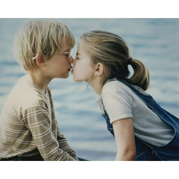 Anna Chlumsky And Macaulay Culkin In My Girl Kissing 24X36 Classic Hollywood Poster