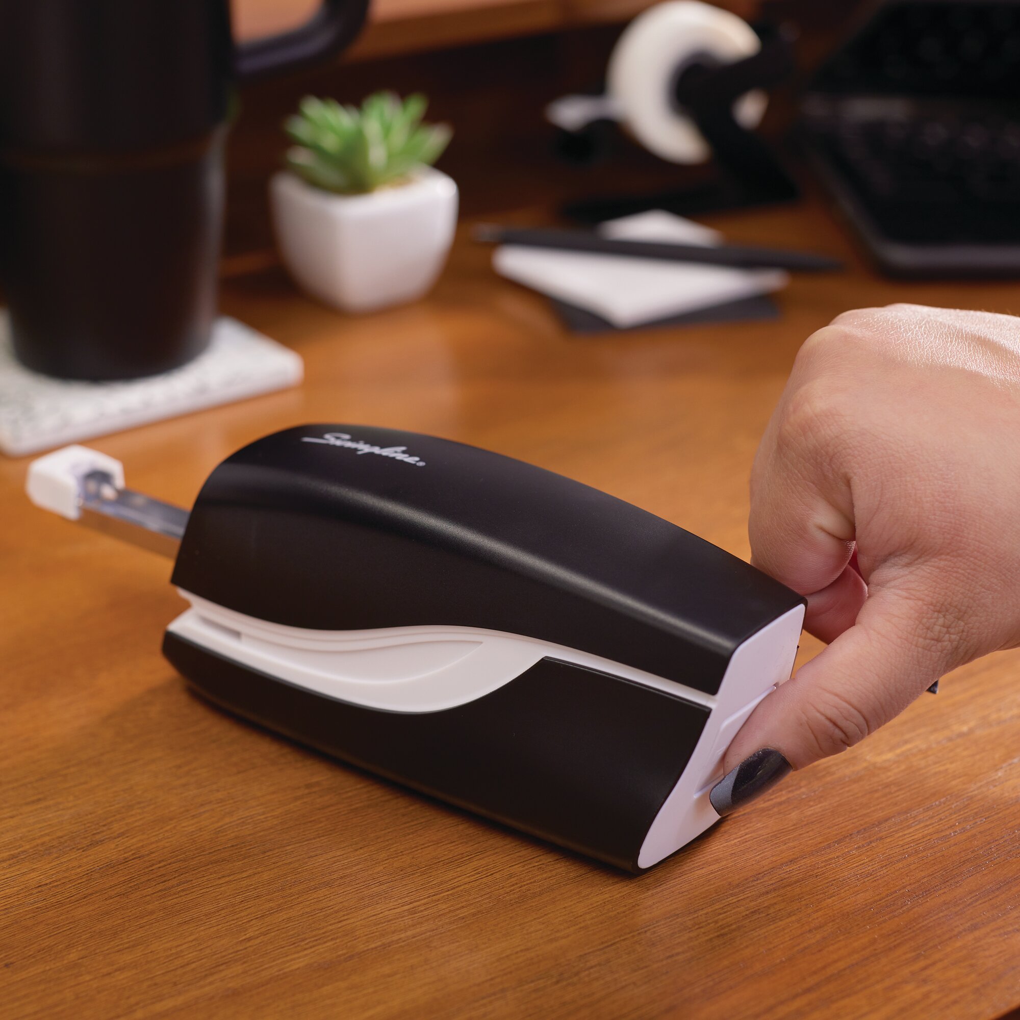 Swingline Breeze Automatic Stapler, Battery Powered, 20 Sheets, Black