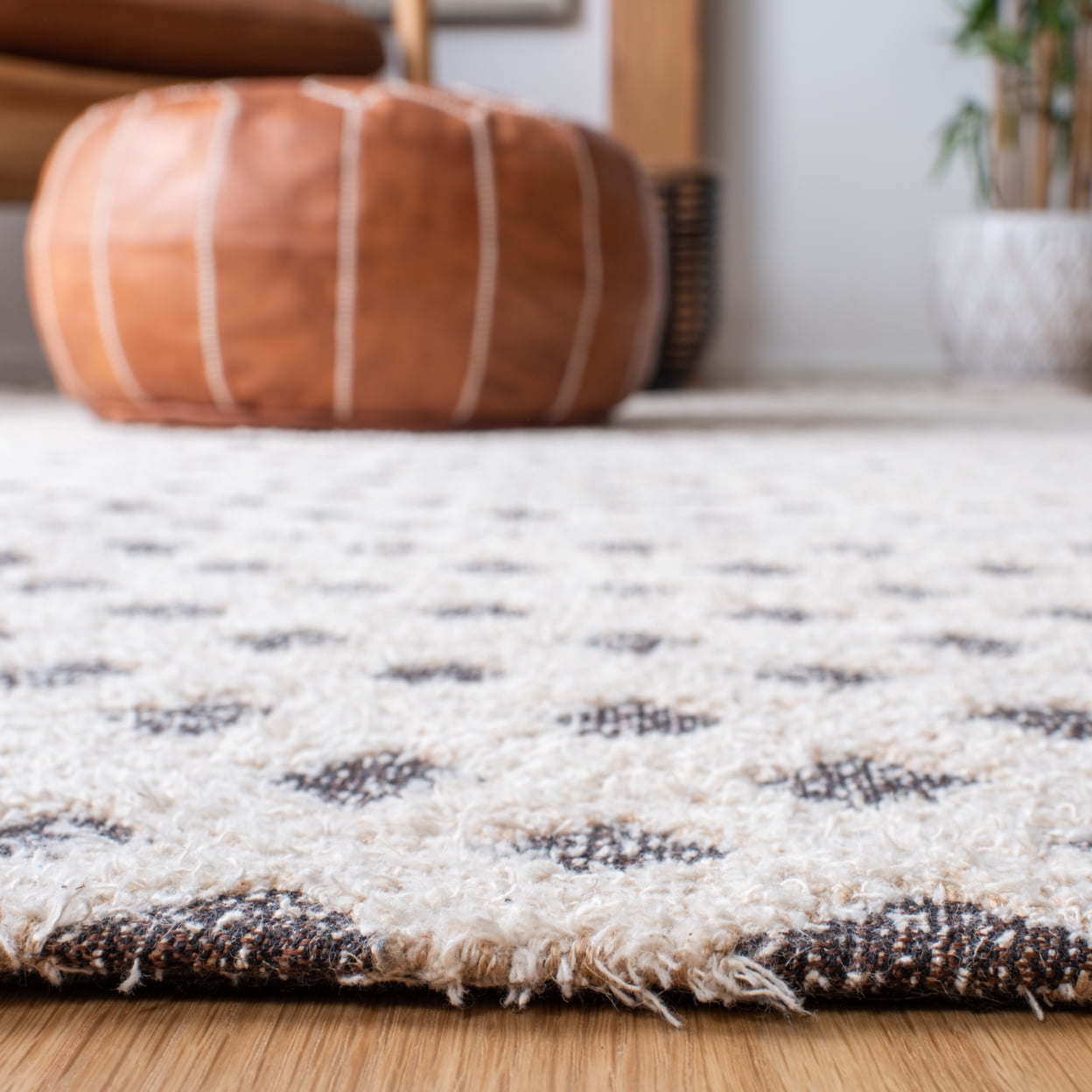 SAFAVIEH Classic Vintage Kaitlyn Checkered Area Rug, Natural/Ivory, 4' x 6'