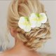 thumbnail image 2 of Ganchos para el cabello de perlas falsas de 2 piezas con clip de pico de pato para mujeres, flores Phalaenopsis en blanco y verde, 2 of 5