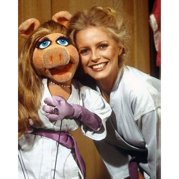 Cheryl Ladd poses with Miss Piggy guesting on The Muppet Show 1978 8x10 photo