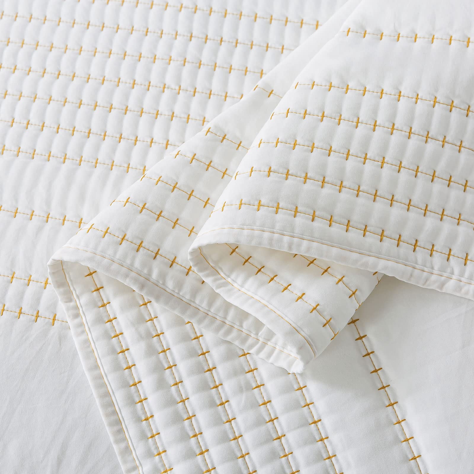 Greagle 3-Piece Queen Size Quilt Set, Lightweight Summer Wabisabi Modern Beige Strip Cross, White