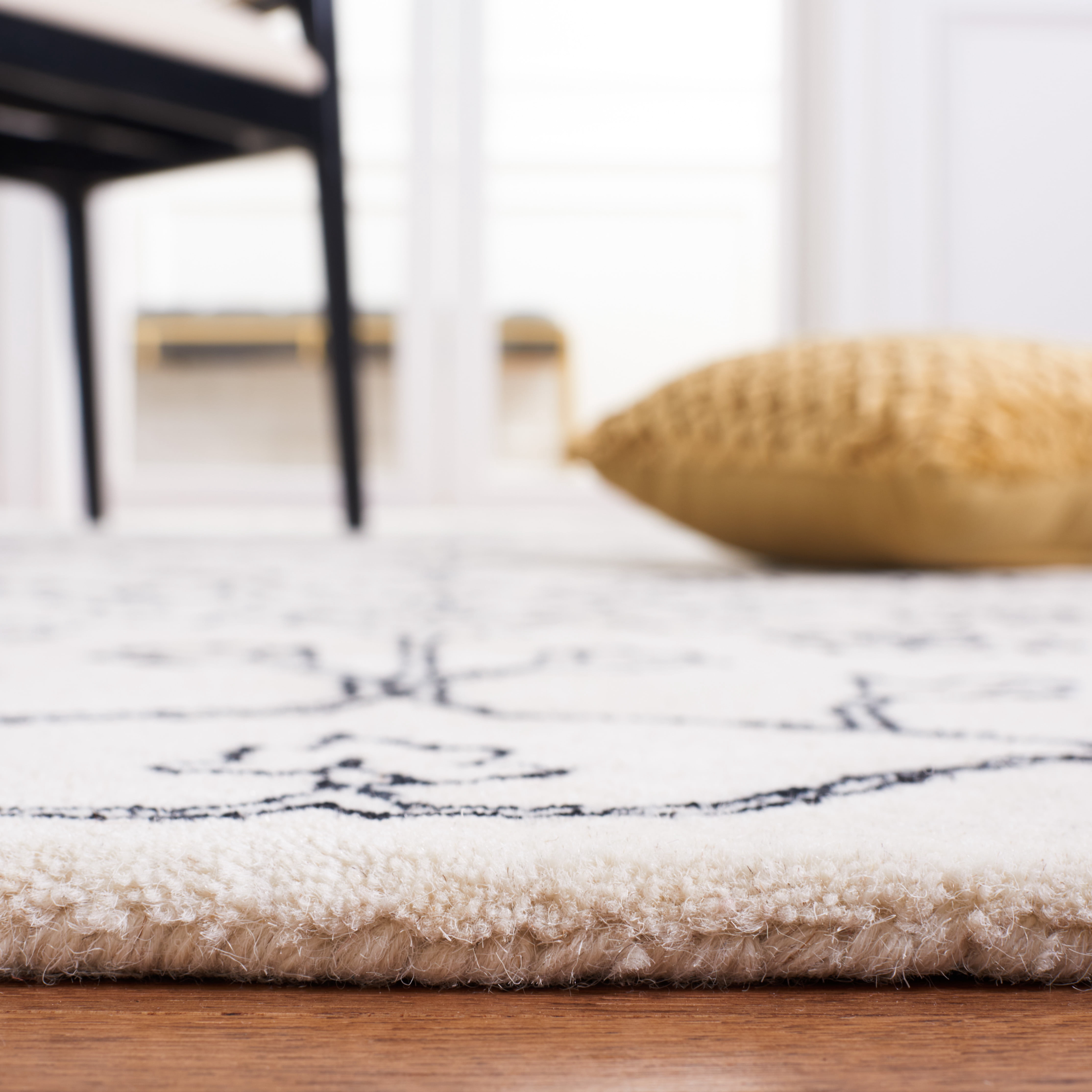 SAFAVIEH Jardin Blair Floral Area Rug, Ivory/Black, 6' x 6' Square