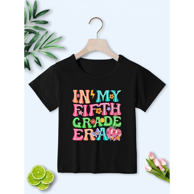 Camiseta estampada "In My Fifth Grade Era" para niña: top informal de manga corta con cuello redondo y estampado de letras coloridas. Tejido de punto transpirable para citas de juegos de verano y rop
