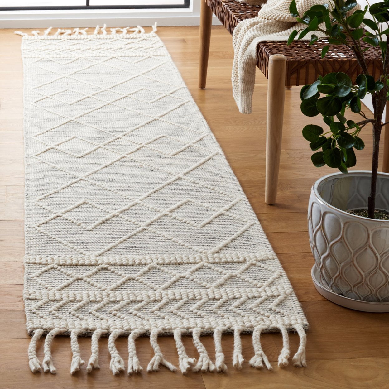 SAFAVIEH Natura Bedelia Geometric Area Rug, Ivory/Black, 4' x 6'