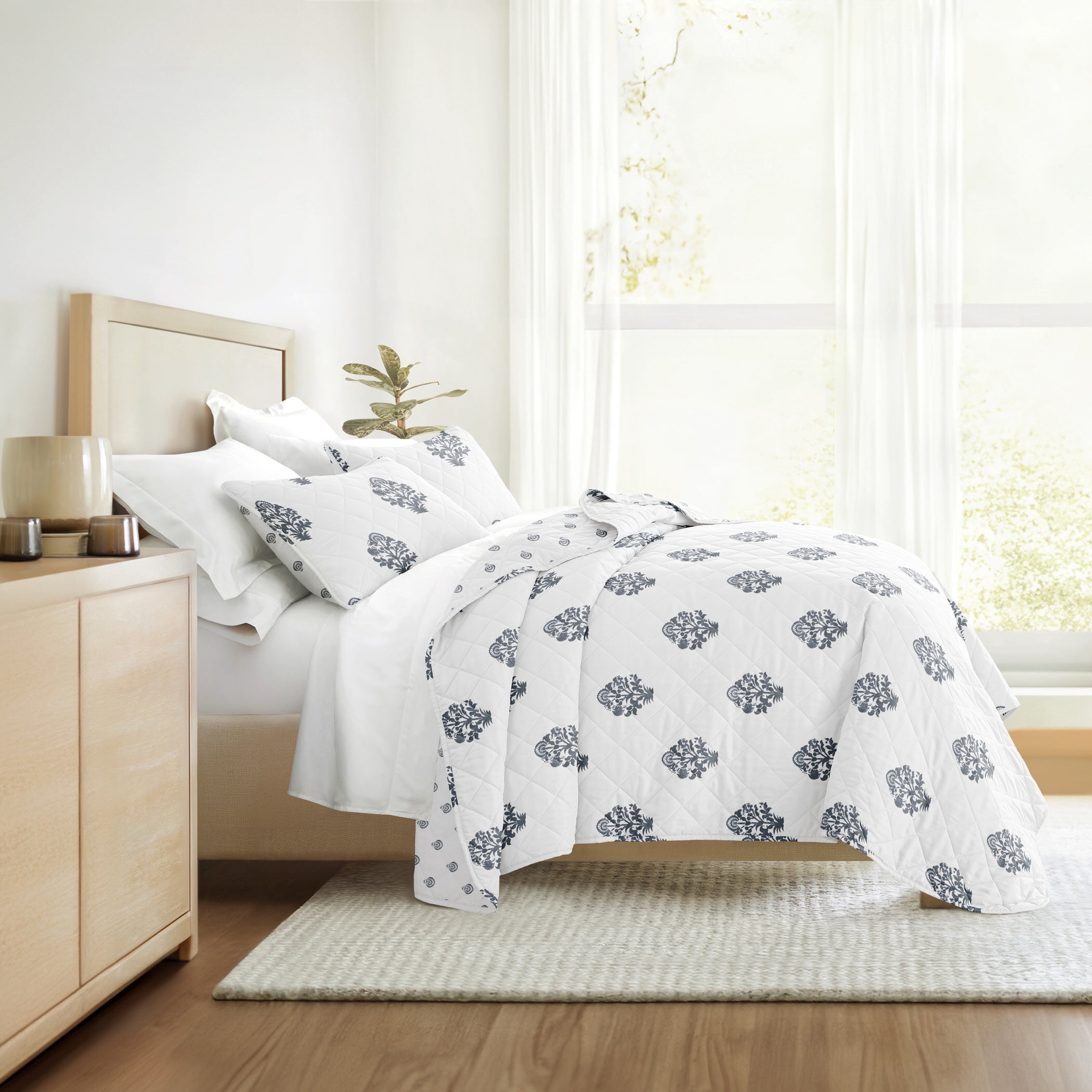 Lightweight Quilt Set Super Soft Wrinkle Resistant Quilted Coverlet Floral Patterns by Comfort Canopy