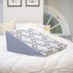 thumbnail image 2 of Funda de almohada con forma de cuña HealthSmart para cama, 60 x 60 x 30 cm, color gris, 2 of 7