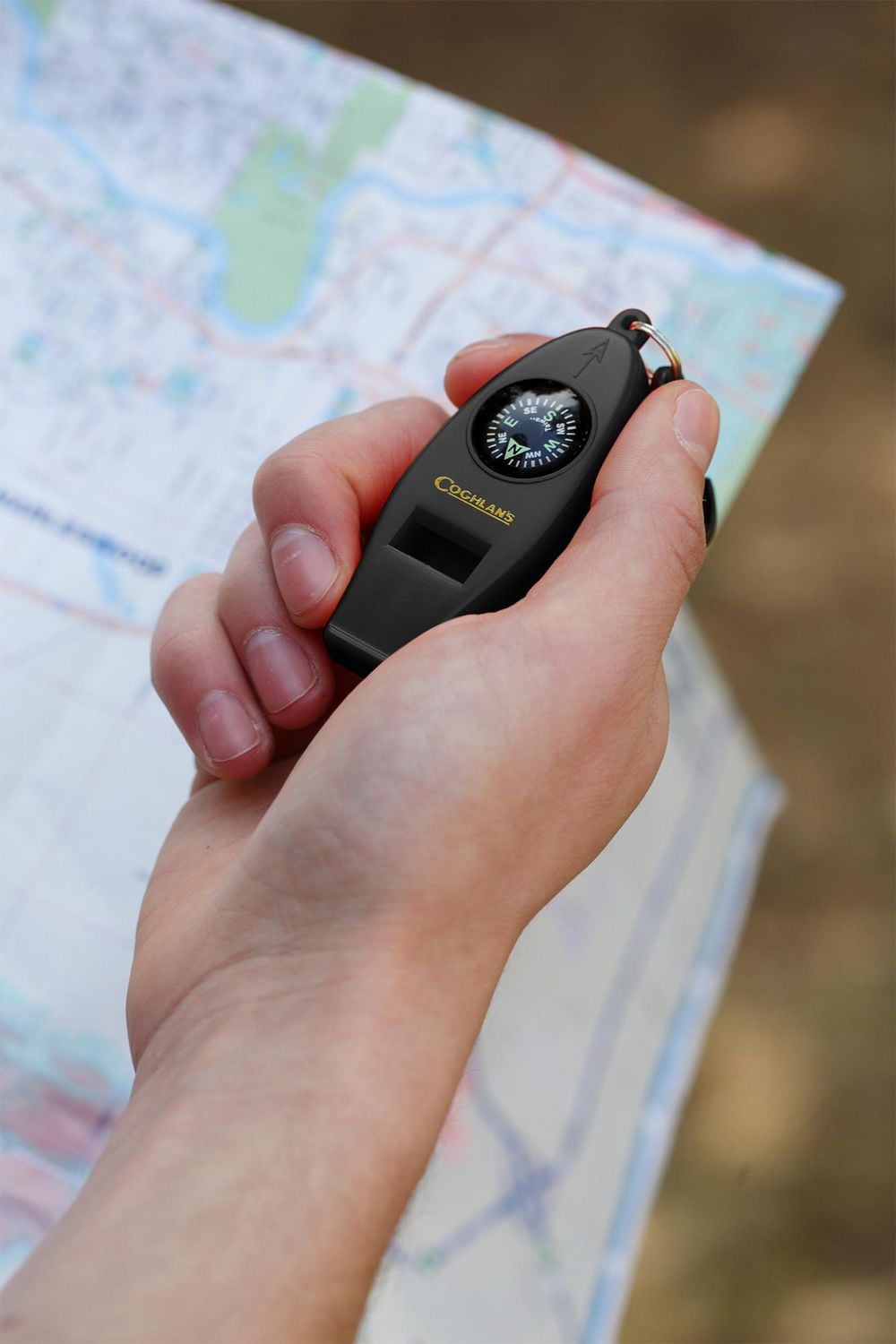 Sifflet quatre fonctions de Coghlan's Multi-usage. Couleur: Noire