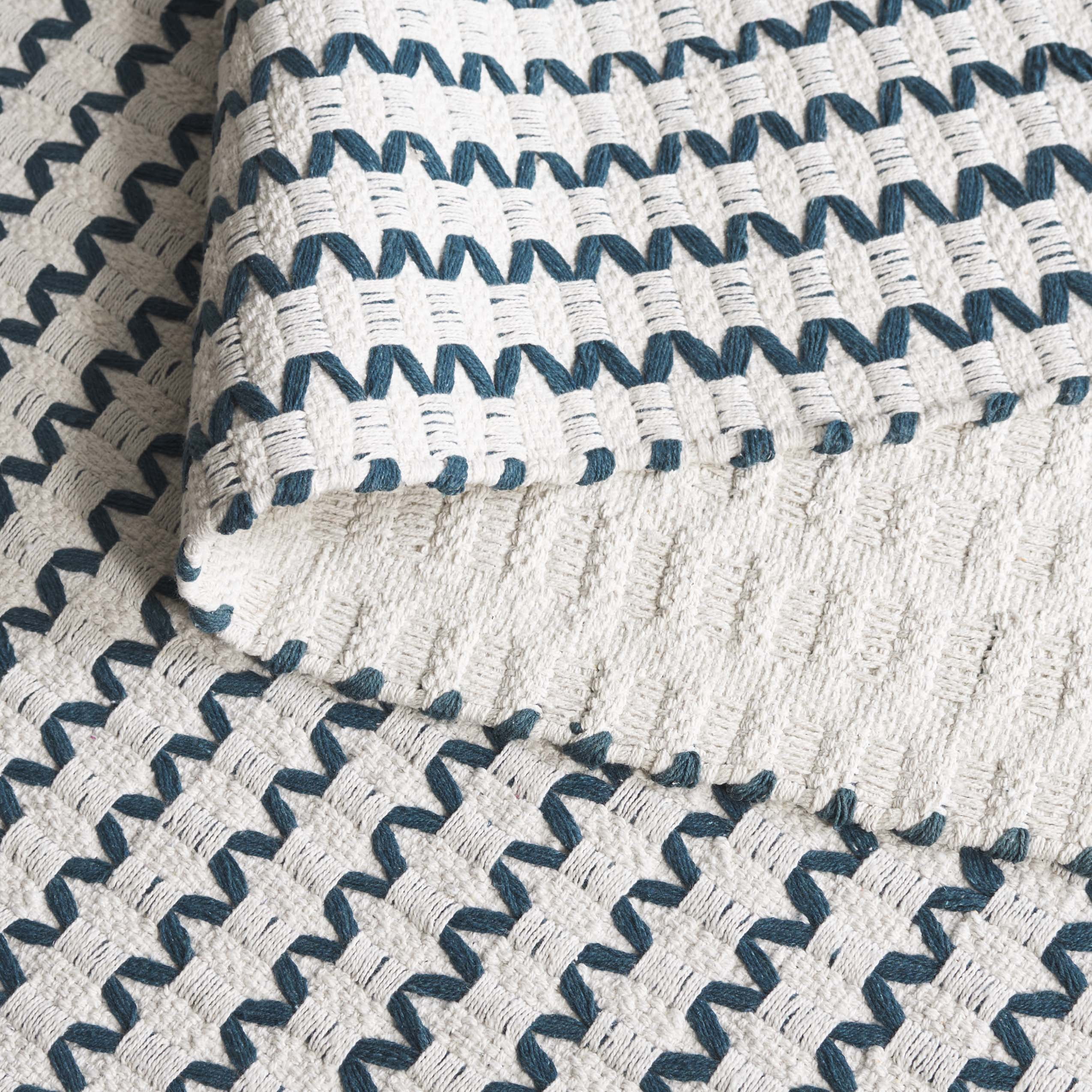 Safavieh Cape Cod Rowina Wavy Striped Area Rug, Ivory/Teal, 3' x 5'