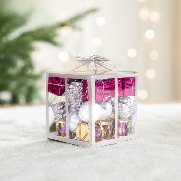 Caja de Regalo Navideña Pequeña con Varios Adornos: Campanas, Conos y Colgantes de Árbol de Plástico de Colores para Decoración.
