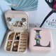 thumbnail image 1 of Estuche de joyería de viaje, organizador de joyas de viaje, joyero de viaje rosa, regalos de viaje para mujeres y niñas, joyero - Inicial L, 1 of 5