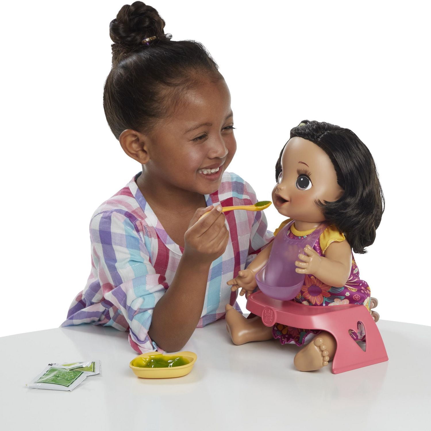 Baby Alive, poupée Bébé adore manger, aux cheveux noirs et lisses, plus de 50 sons et phrases, mange et fait caca, boit et fait pipi, pour enfant, à partir de 3 ans