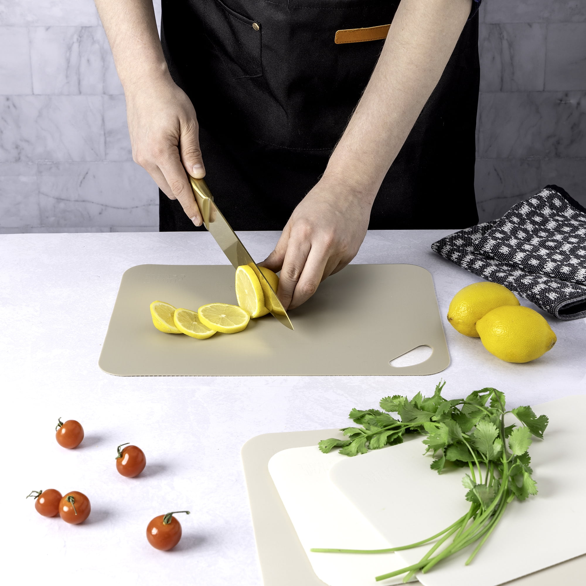 Tapis de découpe Thyme & Table en polyéthylène (lot de 4) : petit (19 cm x 29 cm) et moyen (25 cm x 34 cm) – Crème