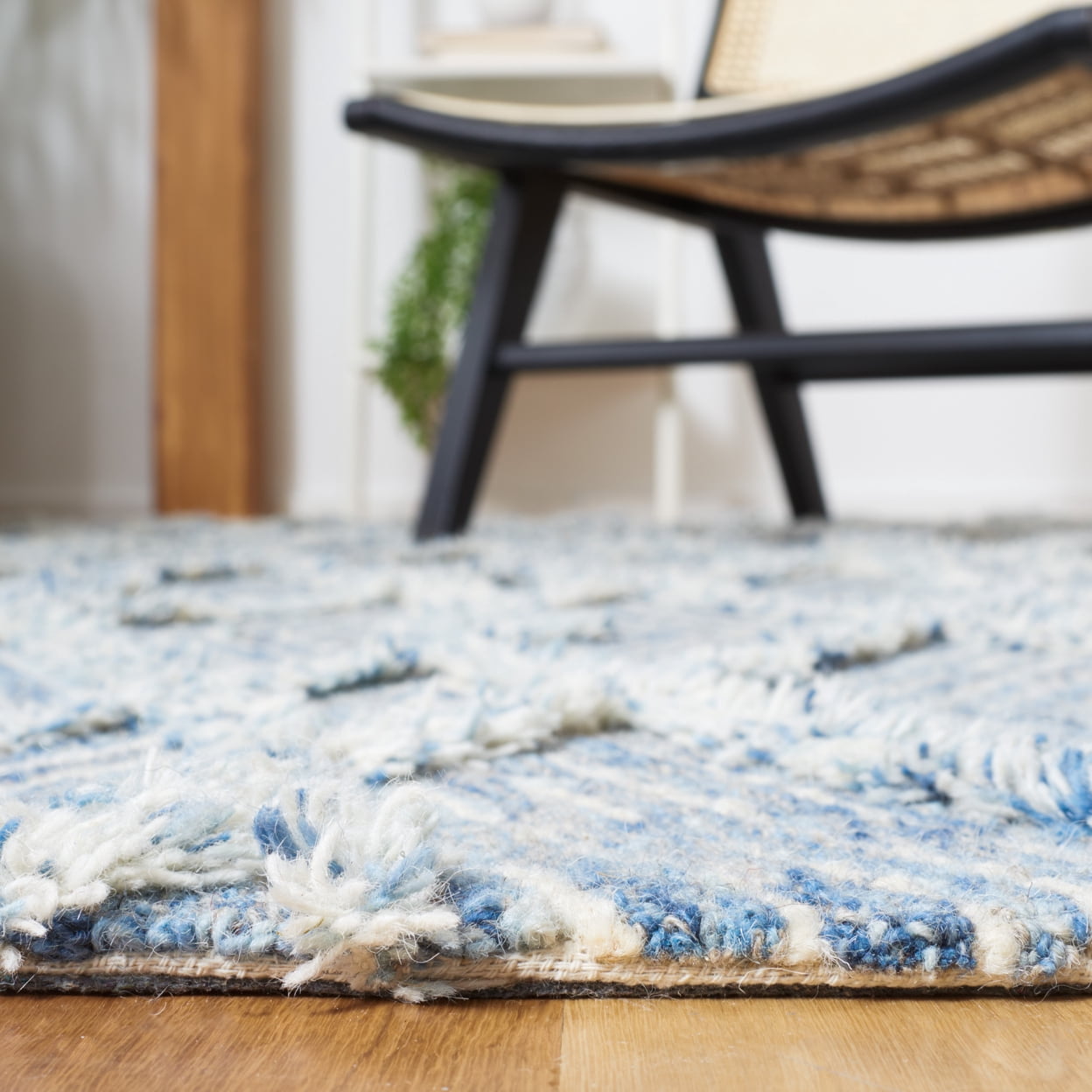 SAFAVIEH Kenya Shanika Diamond Area Rug, Blue/Ivory, 8' x 10'
