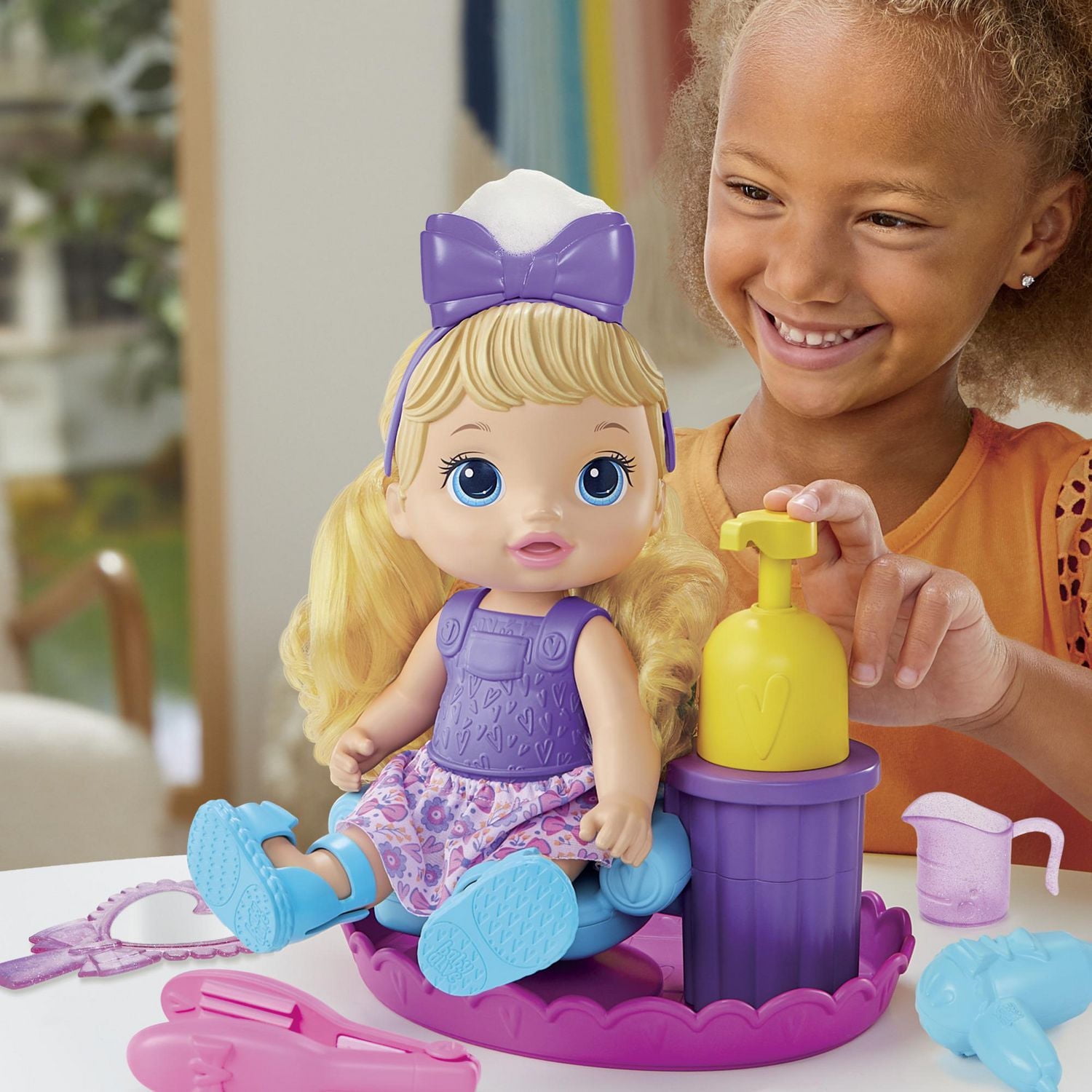 Baby Alive Sudsy Styling, poupée de 30 cm, dès 3 ans, accessoires de salon de coiffure pour poupée, liquide à bulles, cheveux blonds À partir de 3 ans