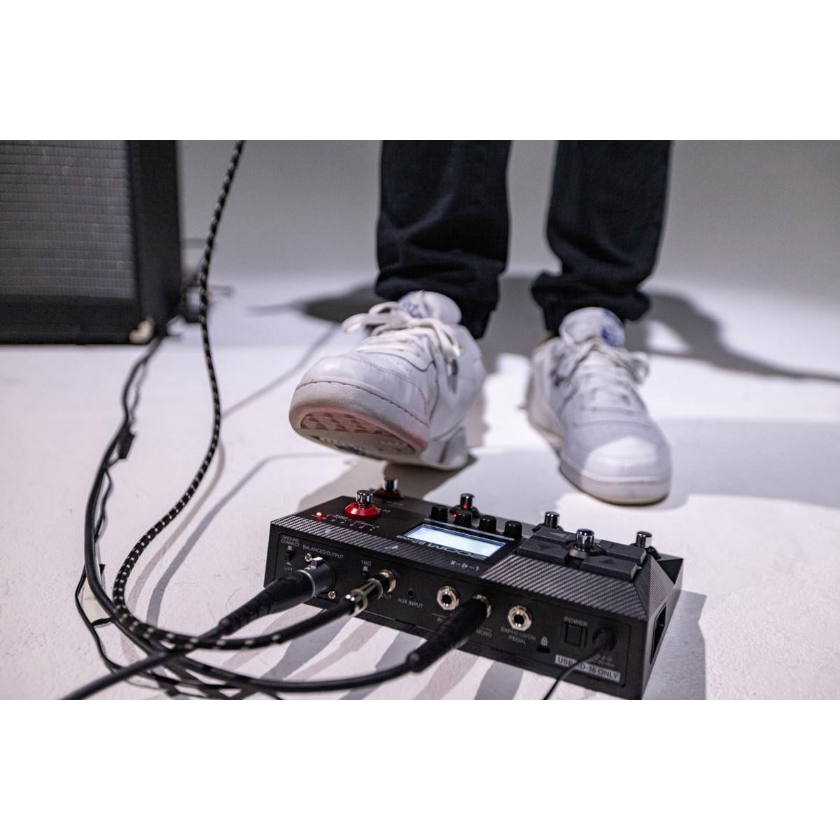 Zoom B2 FOUR Amp and Effects Emulator