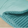 thumbnail image 3 of Juego de guantes de cocina KitchenAid Beacon, bicolor, antideslizantes, color Aqua Sky, 3 of 7