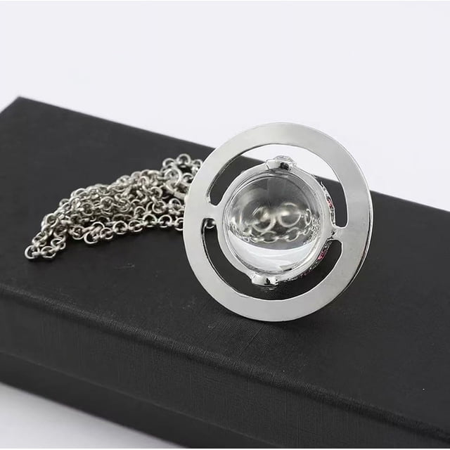 Collar y pendientes con incrustaciones de cristal de la Reina Madre del Oeste y Saturno Carmesí
