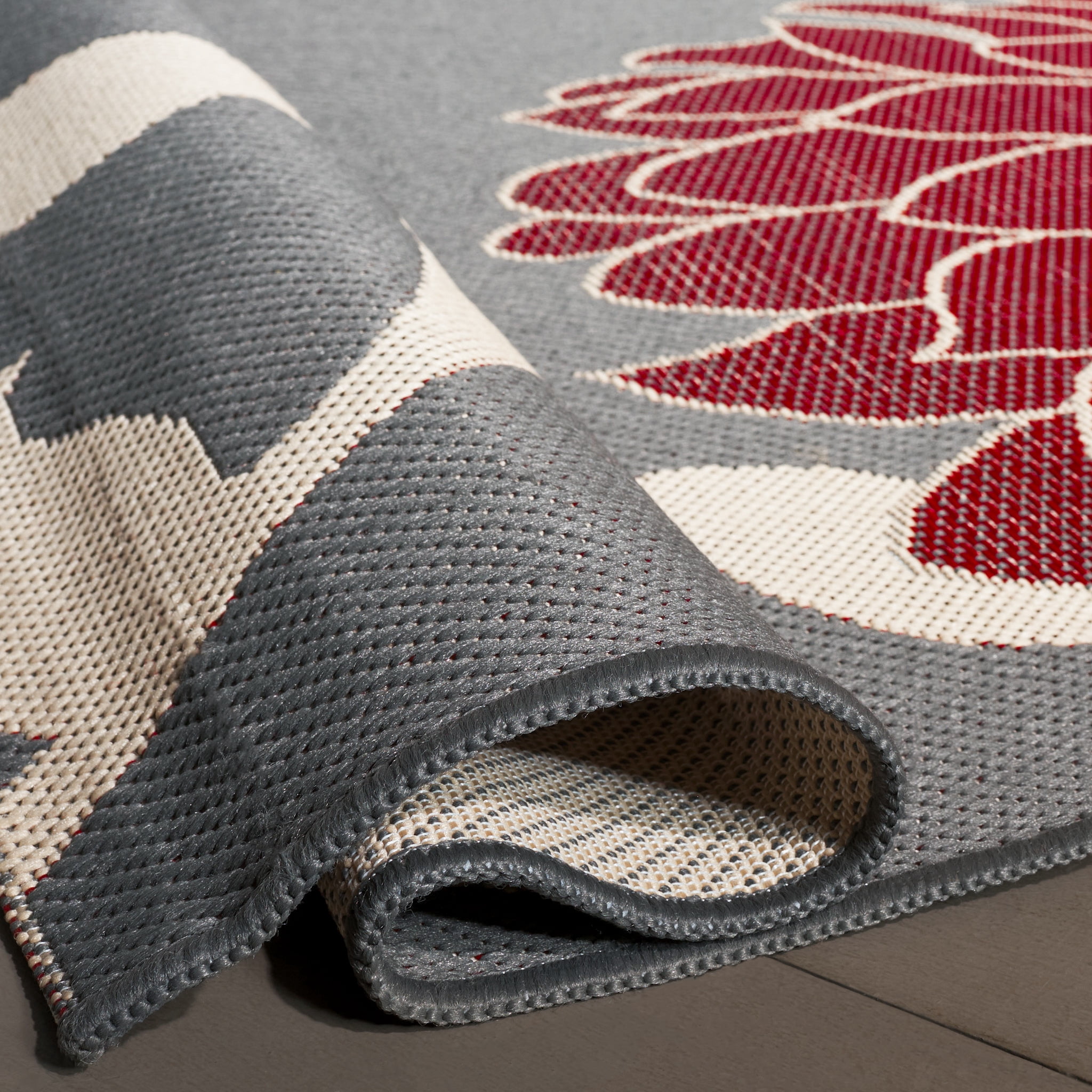 Safavieh Courtyard Tyson Floral Indoor/Outdoor Runner Rug, Anthracite/Red, 2'3" x 6'7"