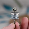 thumbnail image 1 of Colgante de rueda de oración con escritura, colgante giratorio para meditación, Buda portátil hecho a mano, Mantra de seis caracteres de Metal para, 1 of 8