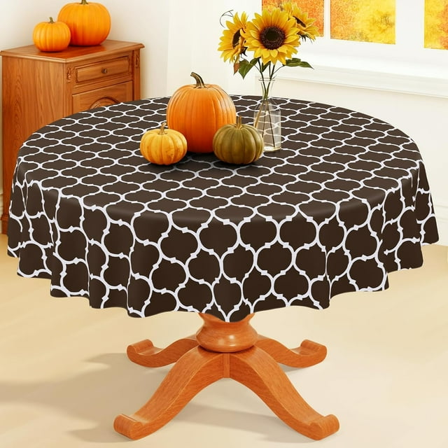 Nappe Ronde en Plastique, Nappe en Vinyle Imperméable avec Endos en Flanelle pour Tables Rondes, Nappes Essuyables et Anti-Déversement pour Salle à Manger, Camping, Intérieur et Extérieur (60 Pouces Ronde, Café)