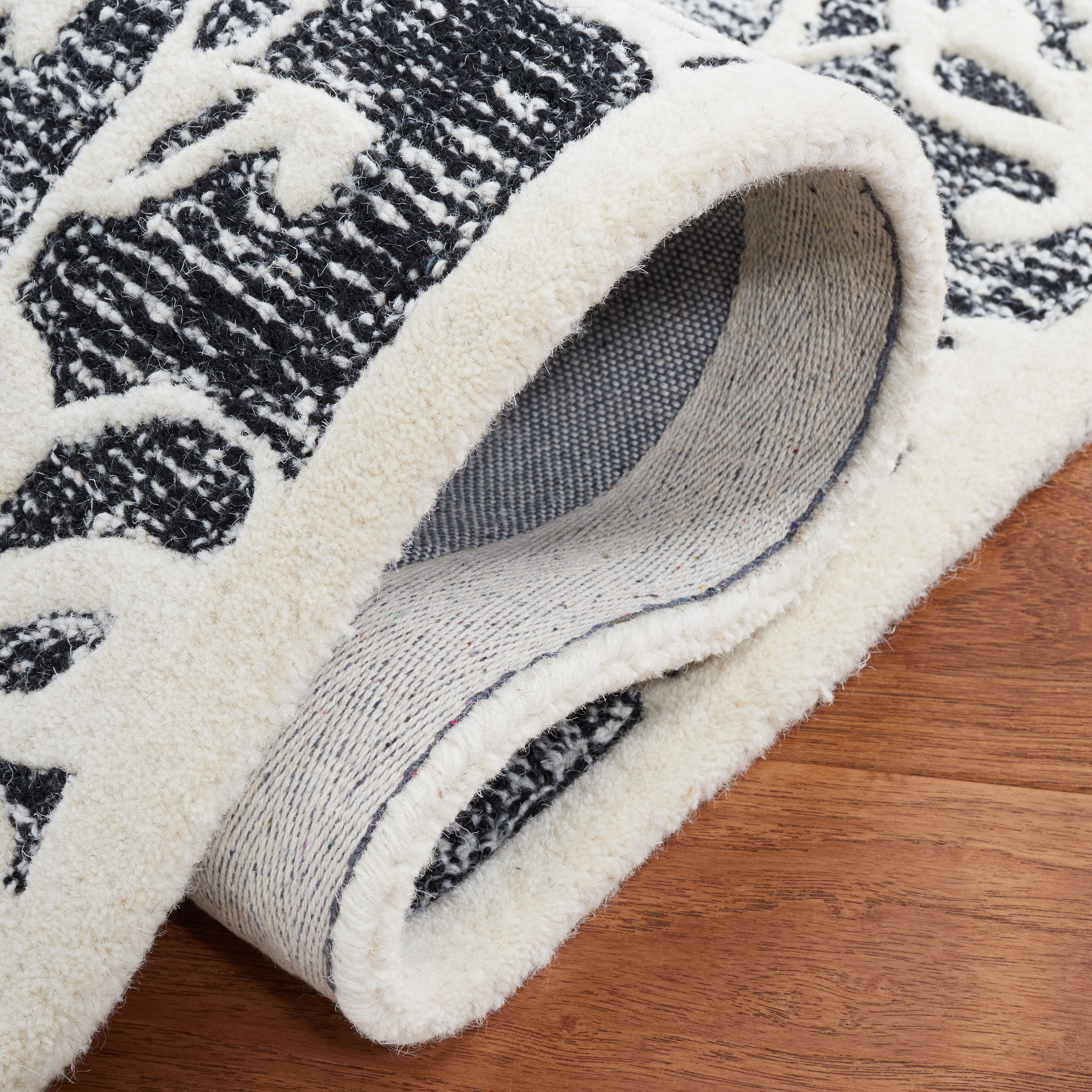 SAFAVIEH Metro Elvina Floral Area Rug, Black/Ivory, 6' x 6' Square