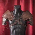 thumbnail image 2 of Disfraz de caballero Medieval renacentista de cuero para Halloween, cubierta de armadura de hombro Steampunk ajustable, capa de fiesta de Cosplay para hombres, 2 of 3