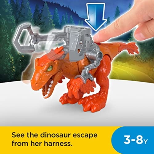 fisher-price imaginext jurassic world dominion pyroraptor dinosaur toy con arn removible jurassic world jurassic world toys Figura Pyroraptor multicolor, vista 3/4 lateral con cuerpo naranja y detalles de escamas, arnés de plástico plateado removible montado en el lomo y palanca superior que un dedo presiona para liberarlo; fondo ilustrado de bosque y rótulo de empaque "3-8 y" visible.