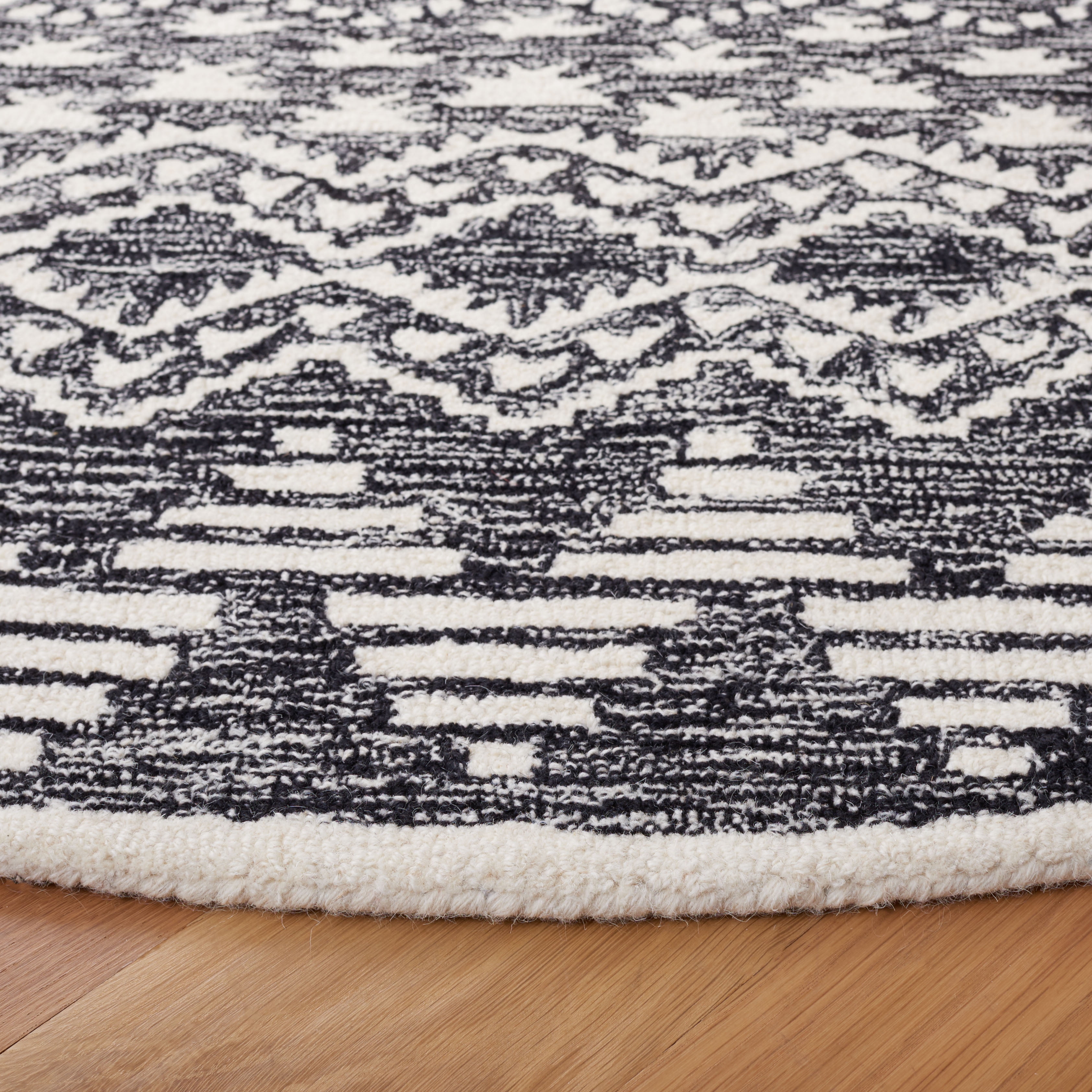 SAFAVIEH Metro Emelly Southwestern Area Rug, Black/Ivory, 6' x 6' Round
