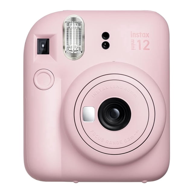 cámara instantánea fujifilm instax mini 12 rosa, vista frontal centrada de la cámara compacta rosa con lente circular sobresaliente, visor óptico superior izquierdo, flash integrado arriba del lente, botón de obturación en el frente izquierdo e indicador LED visible junto al flash; fondo blanco neutro, popular para fotos instantáneas en eventos y uso casual, también suele usarse para crear recuerdos físicos en celebraciones.