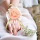 thumbnail image 3 of Muñequera Flores de Mano, Ojales de Insignia de Perlas , Muñequeras de Boda Flor de Muñeca Nupcial, para Honor Fiesta Banquet champán Macarena Pulsera Flores, 3 of 5