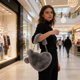 thumbnail image 4 of Bolso bandolera de piel sintética con forma de corazón para mujer | Lindo bolso de hombro mullido con correa de cadena | Bolso de mano suave y afelpado para uso diario, 4 of 6