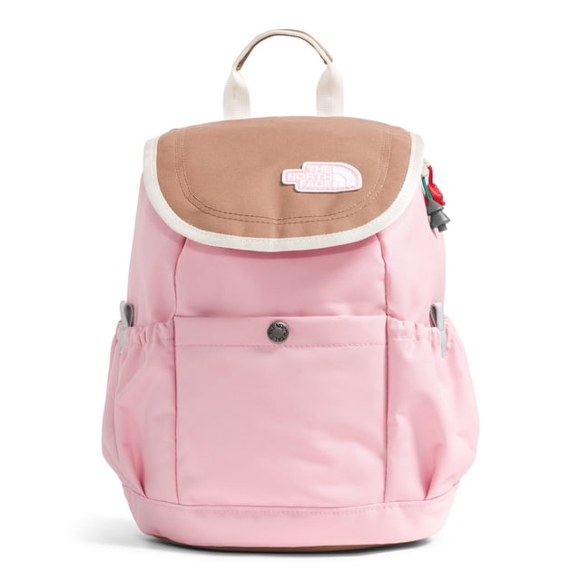 mochila the north face teen mini explorer rosa 10l juvenil, vista frontal centrada con solapa beige y cuerpo rosa, silueta compacta de 10 litros, bolsillo frontal con botón, bolsillos laterales elásticos, tirantes acolchados y asa superior, parche con logo The North Face en la solapa. A menudo usada para la escuela o salidas cortas.