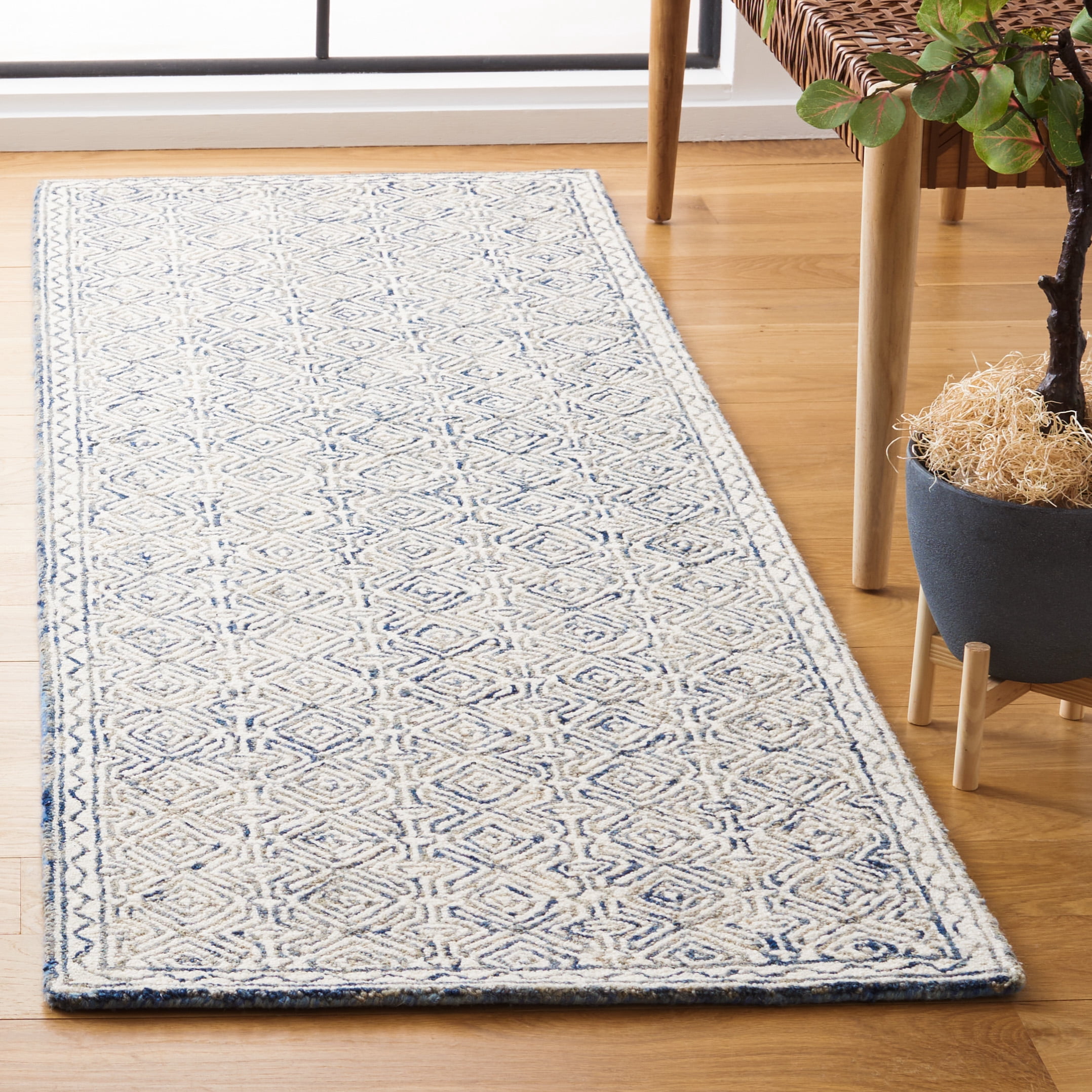 SAFAVIEH Micro-Loop Winthrop Geometric Runner Rug, Navy/Ivory, 2'3" x 5'